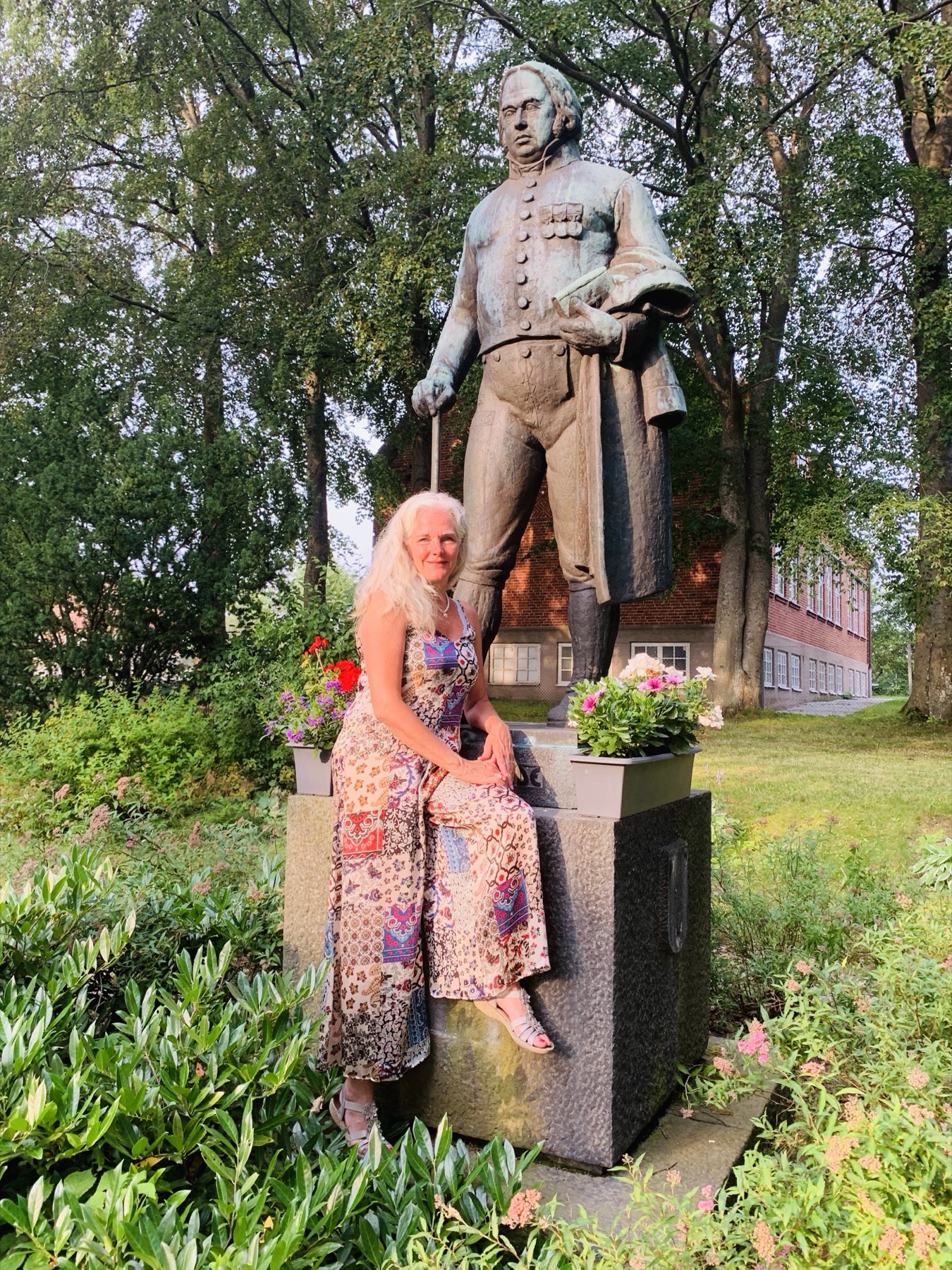 Ingrid Ohlsson vid Nils Månssons staty i Frenninge