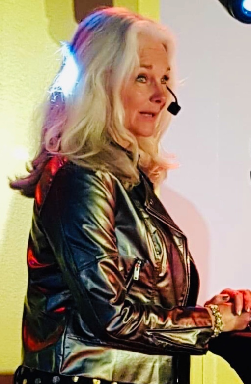 Ingrid Ohlsson på scen med headset